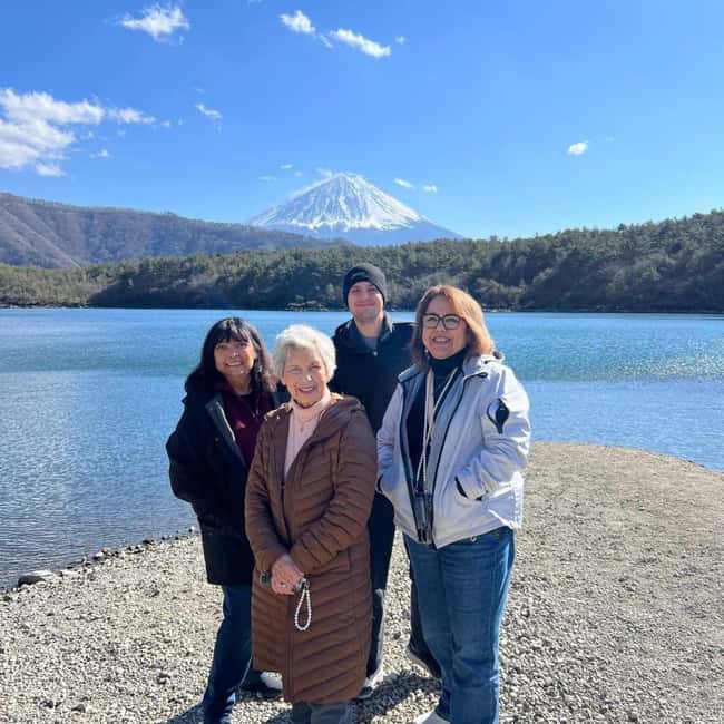 From Tokyo: Mt Fuji Private Day Tour In Luxury Land Cruiser - Arakurayama Sengen Park and Chureito Pagoda: chasing the iconic frame
