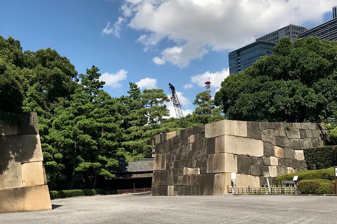 Imperial Palace East Garden and Edo Castle Walking Tour in Tokyo - Wadakura Fountain Park: the gentle warm-up near the Imperial Palace