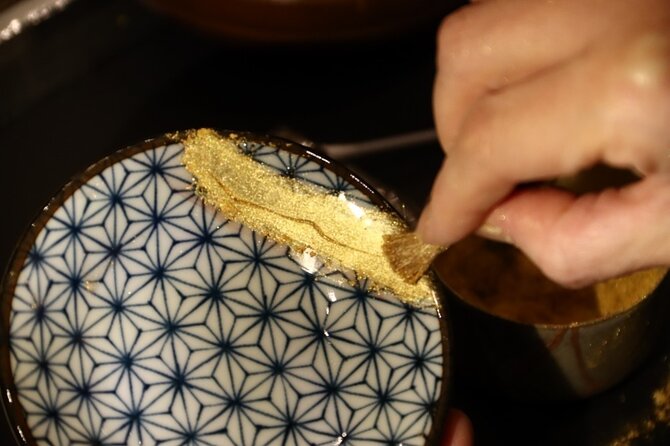Kintsugi Experience: Art of Golden Joinery in Tokyo - The workshop flow: samue on, gold-lacquer off