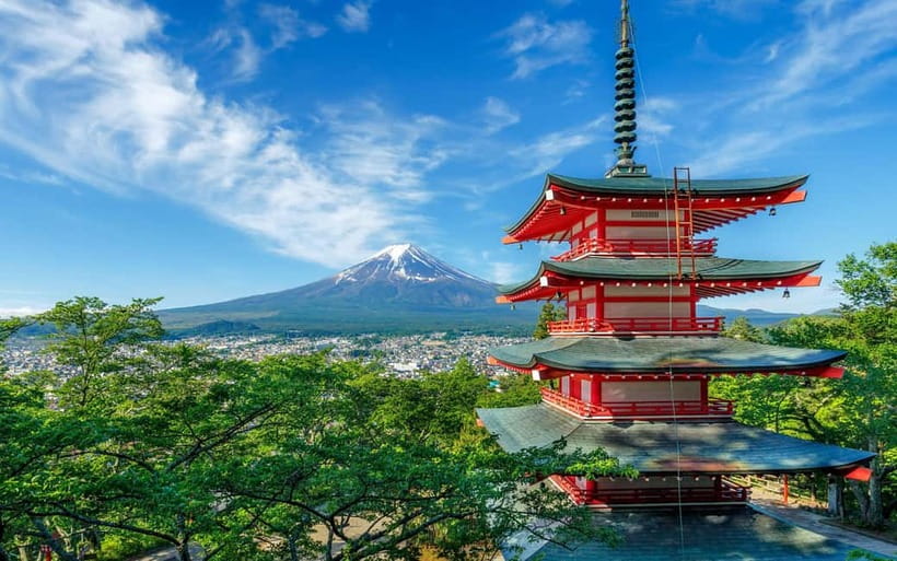 Mt Fuji Top 5 Spots Day Tour: Arakurayama Park,Oshino Hakkai - Lawson by Kawaguchiko: the iconic storefront photo break