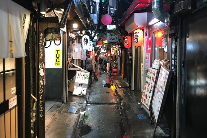 The Dark Side of Tokyo - Night Walking Tour Shinjuku Kabukicho - Godzilla Head and the show: pop culture with real timing