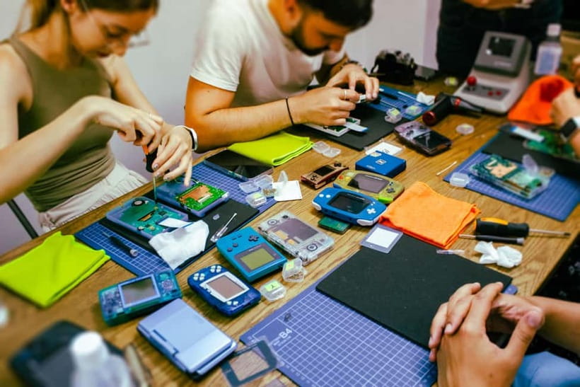 Tokyo: Gameboy Mod Workshop at Akihabara - Akihabara + a Game Boy build = the most Tokyo souvenir imaginable
