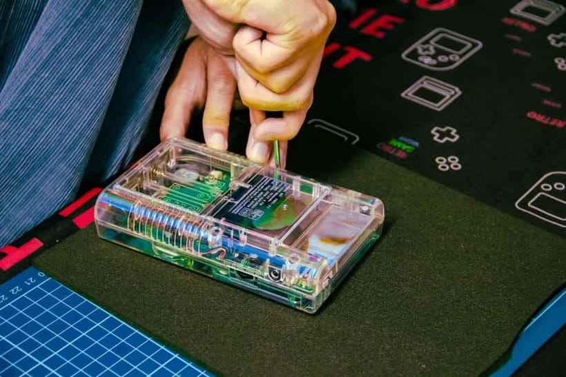 Tokyo: Gameboy Mod Workshop at Akihabara - The Gameboy Masters approach: hands-on building without the panic