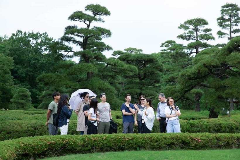 Tokyo: Imperial Palace East Gardens Walking Tour - Old Tokyo vs New Tokyo: shogun stories that make sense today