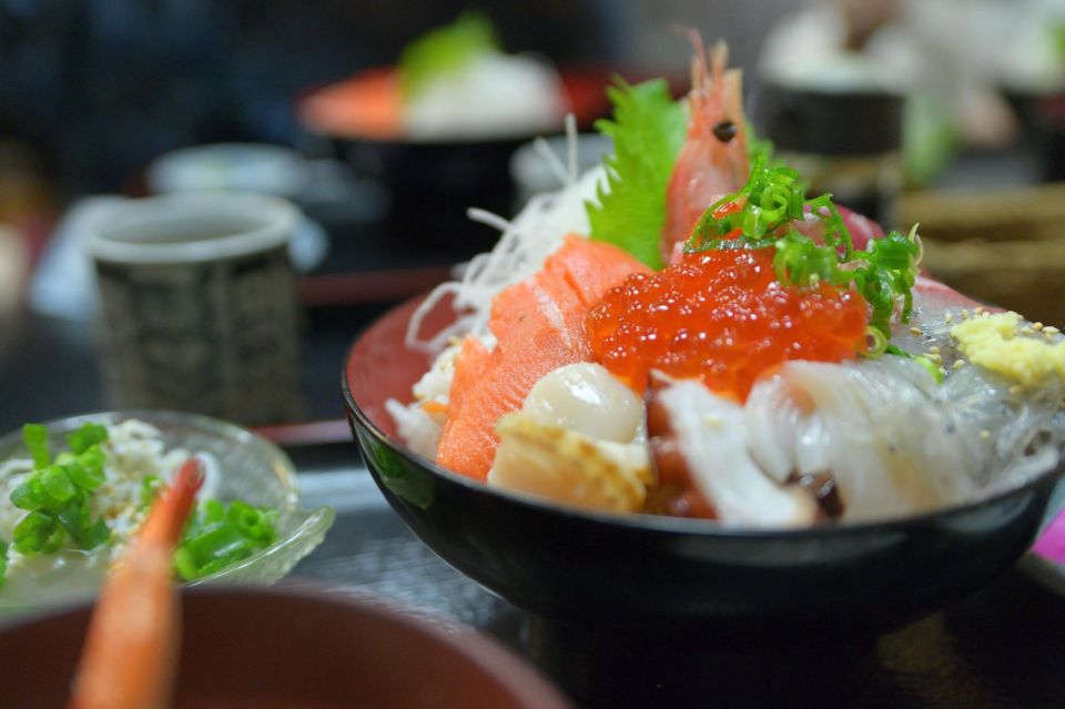 Tokyo: Tsukiji Fish Market Tour with 6 Stops & Seafood Lunch - Tsukiji Outer Market with a guide: where the tastings actually help