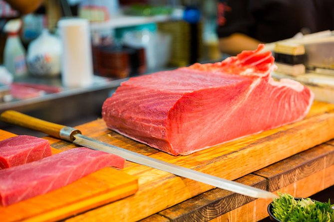 Tsukiji Fish Market Guided Tour and Sushi Making with Pro Chef - The sushi classroom: making 5 nigiri plus a roll with a pro